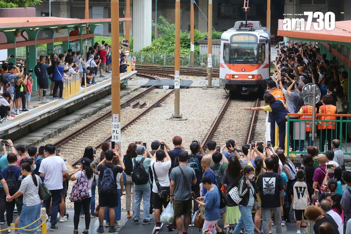 港鐵一列輕鐵車身貼上橙、白色塗裝,重現輕鐵通車初期的模樣。(董立華攝)