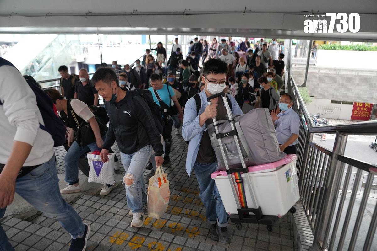港人近月再次掀起一股北上消費潮,圖為在深圳口岸外輪候回港的情況。(資料圖片/陳奕釗攝)
