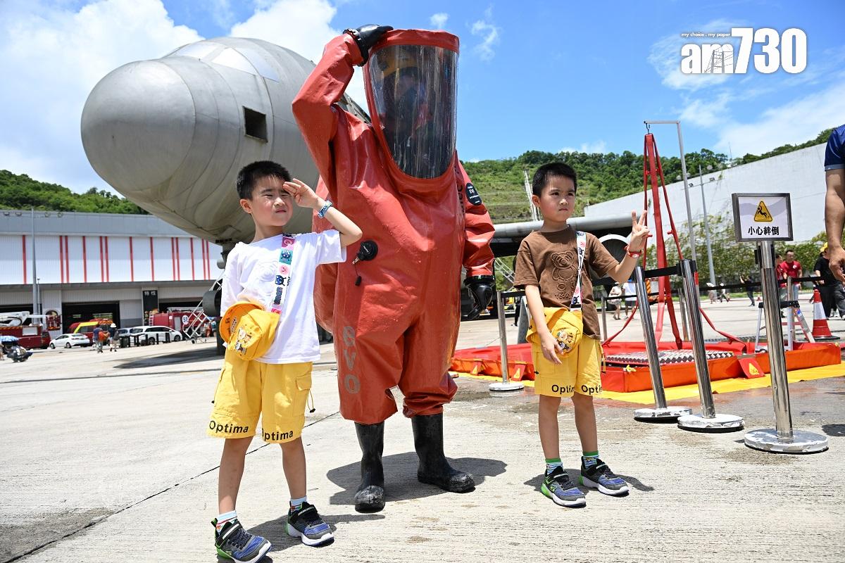消防及救護學院舉行開放日,不少兒童在場留影。(陳奕釗攝)
