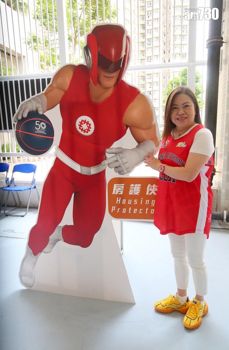 作為新上任嘅房屋署署長,羅淑佩當然有同「房護俠」影返幅合照。(董立華攝)