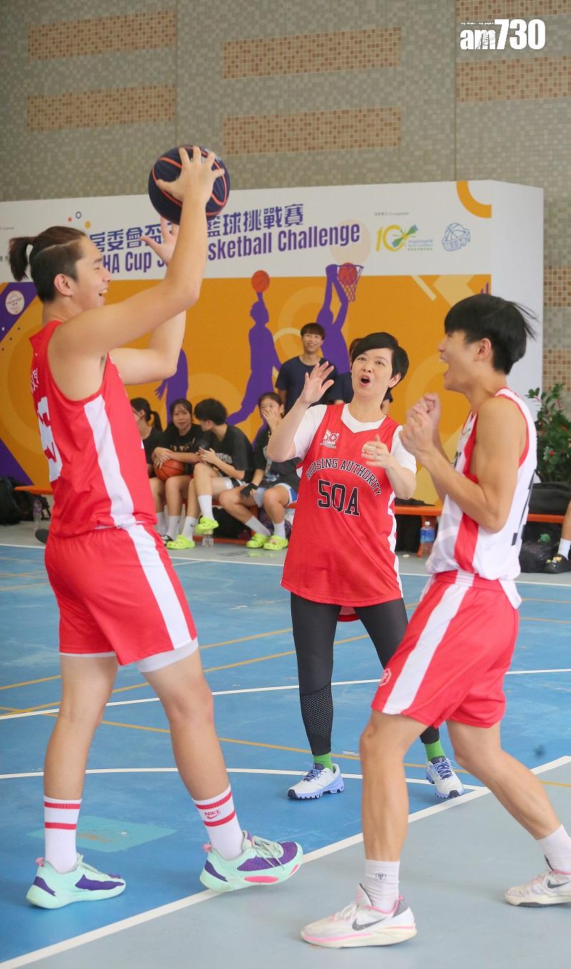 何永賢(中)話自己好耐冇攞起過籃球,佢同年輕人打波嗰時表情肉緊。(董立華攝)