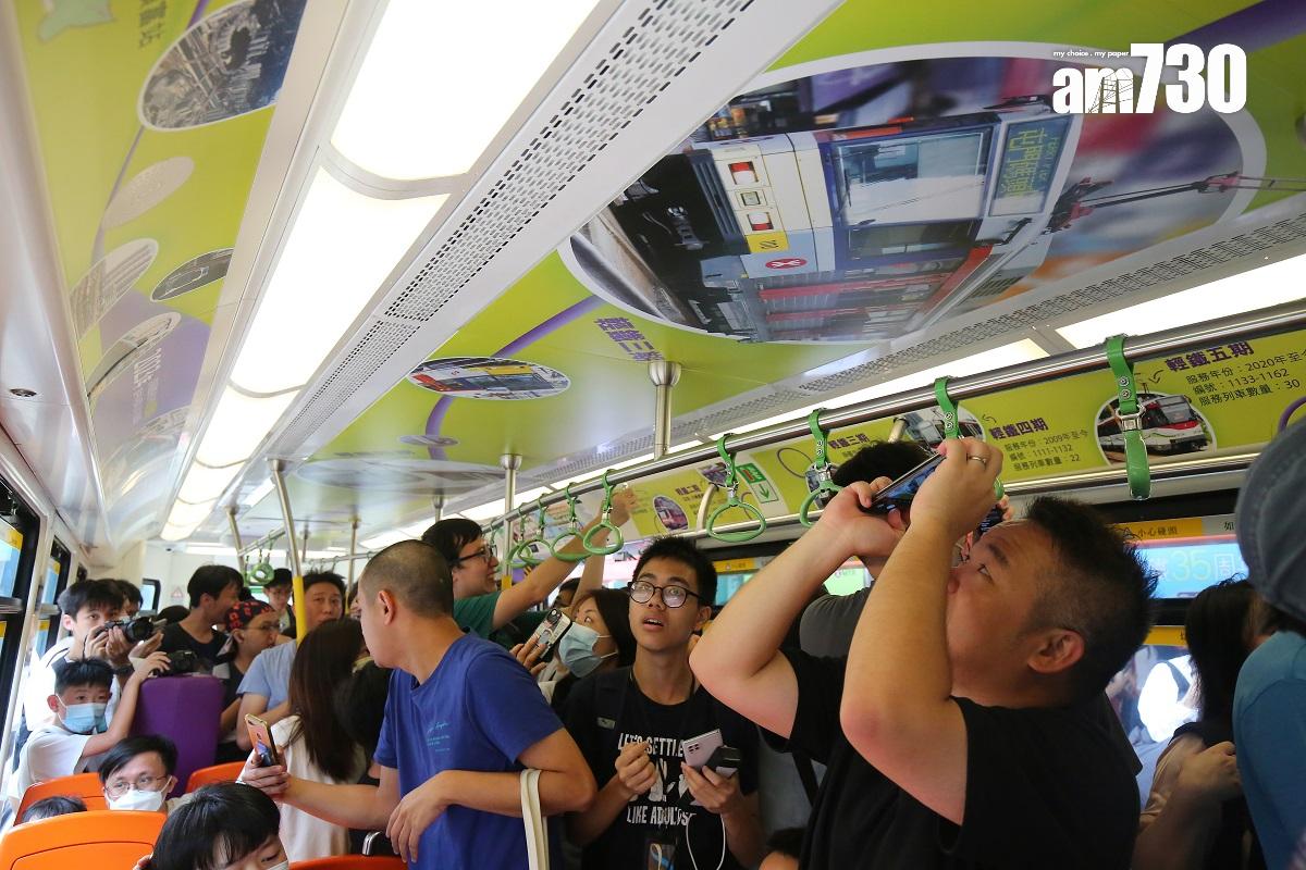 鐵路迷和市民登上「35周年復刻主題輕鐵」參觀。(董立華攝)