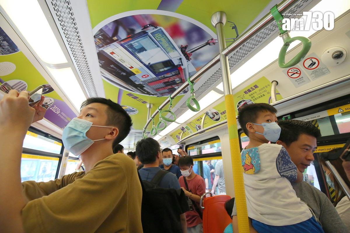 鐵路迷和市民登上「35周年復刻主題輕鐵」參觀。(董立華攝)