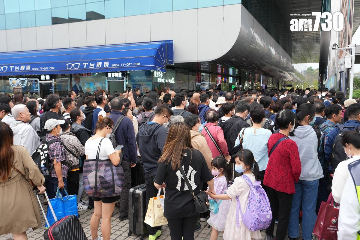 港人近月再次掀起一股北上消費潮,圖為在深圳口岸外輪候回港的情況。(資料圖片/陳奕釗攝)