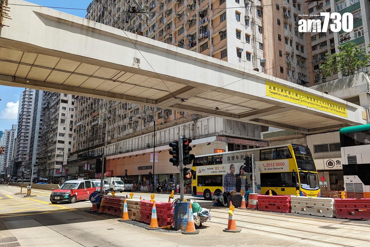 英皇道近糖水道的行人天橋拆卸前已移除上蓋、加裝支架。(資料圖片)