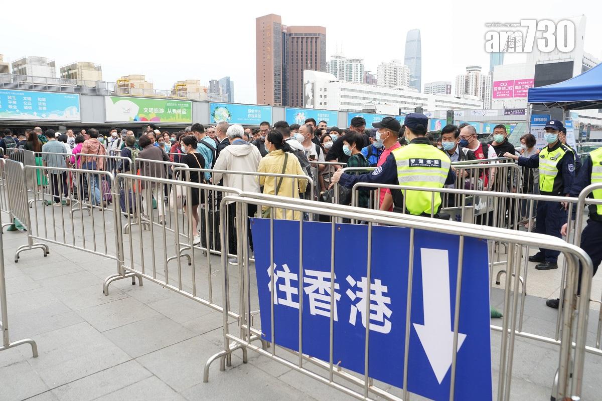 港人近月再次掀起一股北上消費潮,圖為在深圳口岸外輪候回港的情況。(資料圖片/陳奕釗攝)