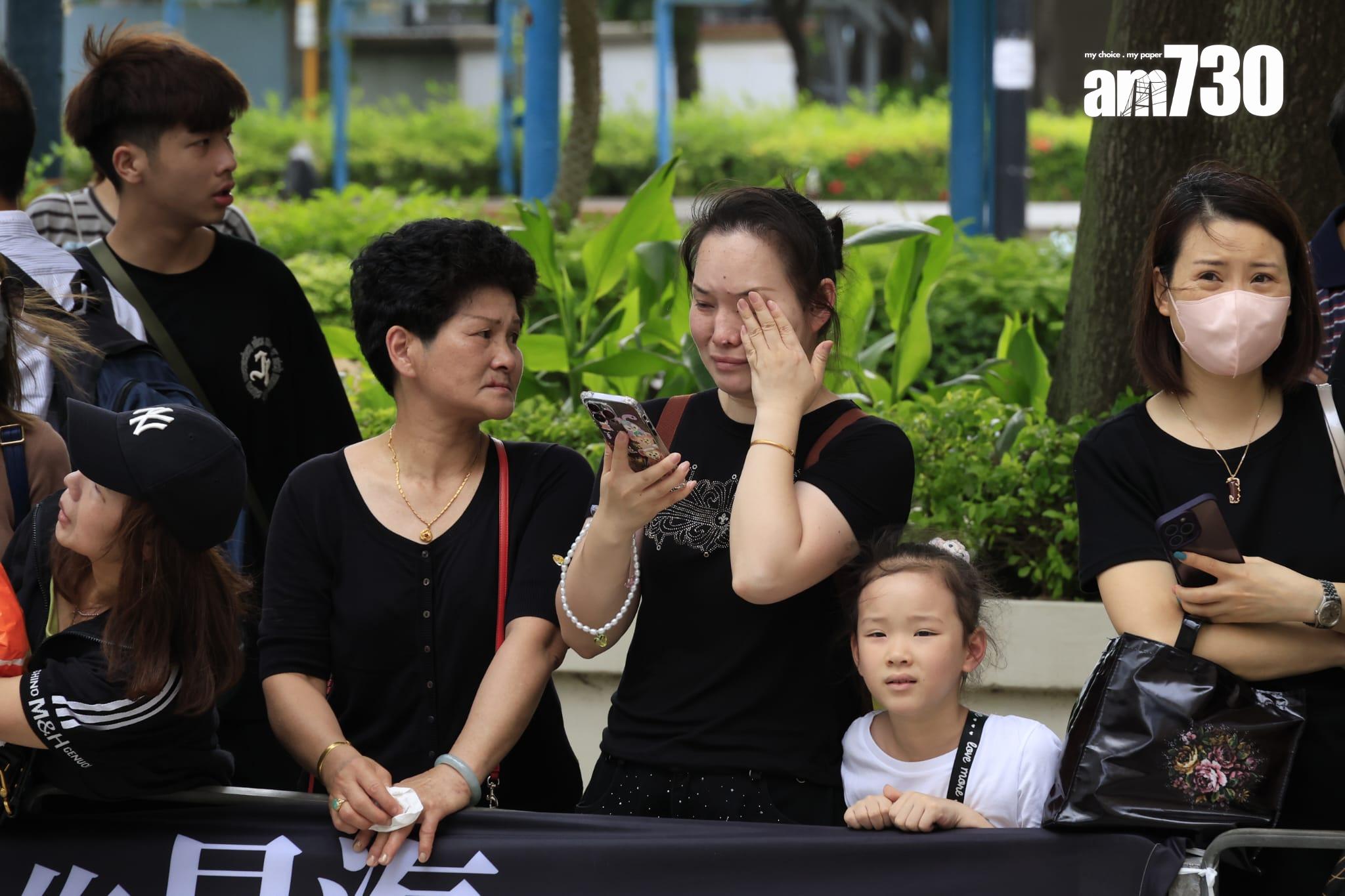大批歌迷到殯儀館送別Coco。