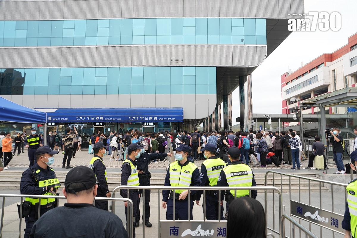港人近月再次掀起一股北上消費潮,圖為在深圳口岸外輪候回港的情況。(資料圖片/陳奕釗攝)