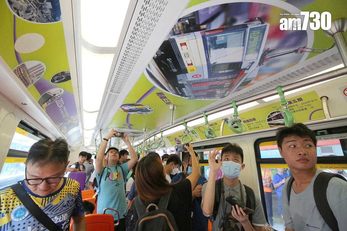 鐵路迷和市民登上「35周年復刻主題輕鐵」參觀。(董立華攝)