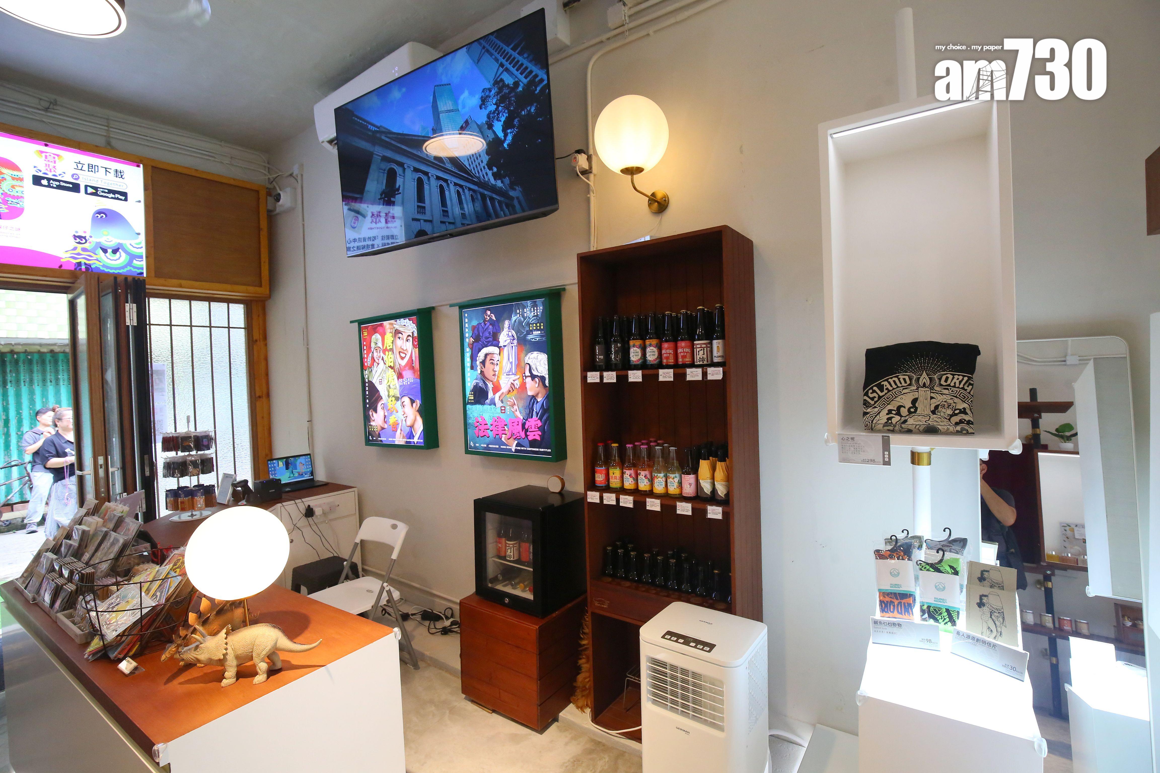 啞鈴資訊中心旁邊設周邊商品店。