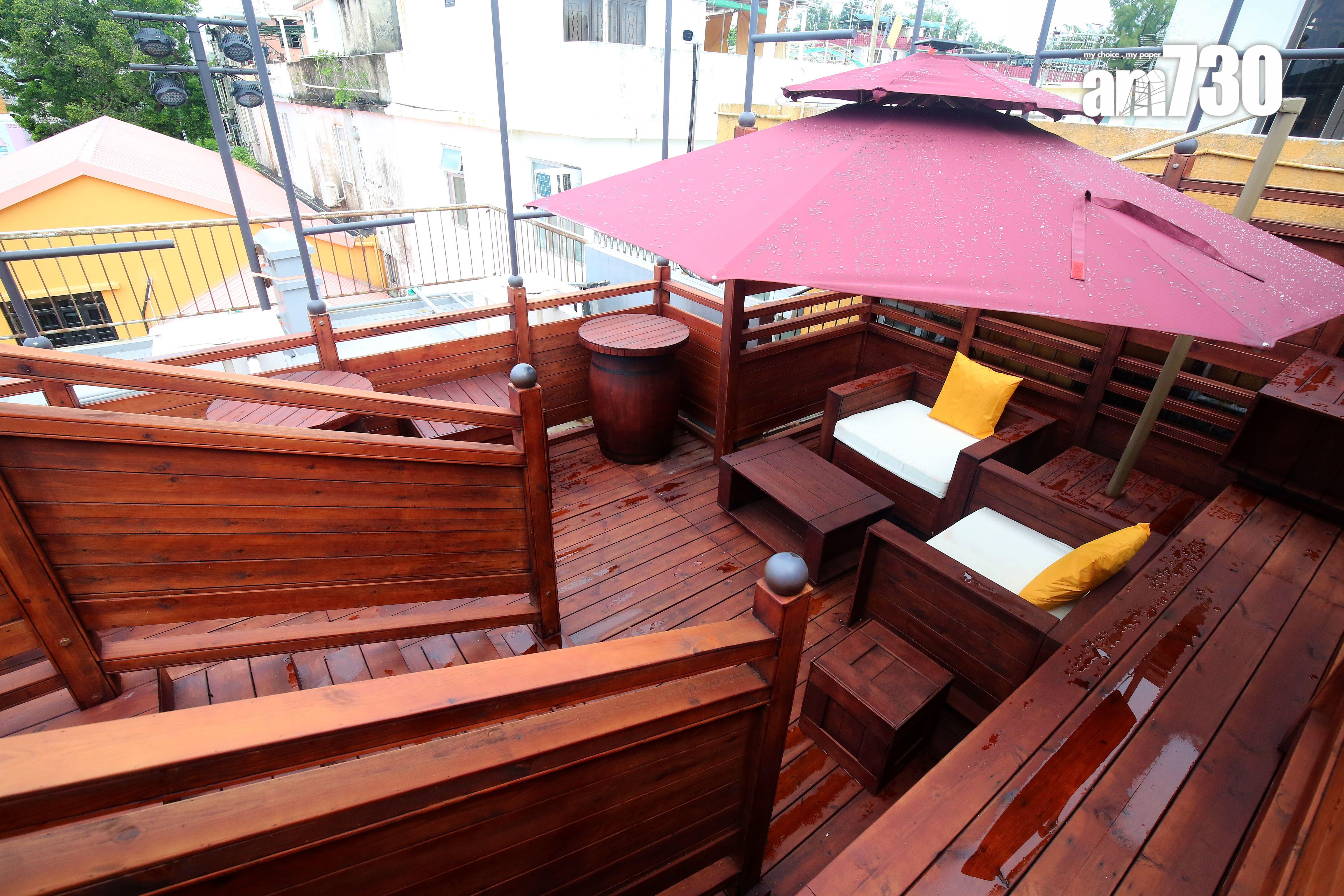 張保仔觀景台內外都設有座位供大家休息兼打卡。