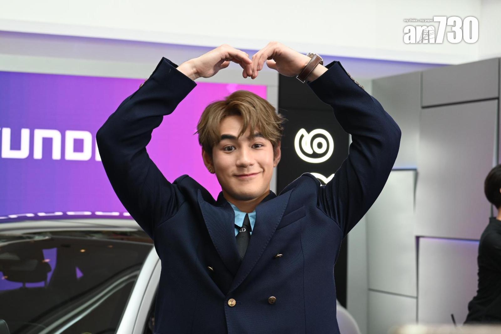 Jeffrey出席汽車發布會活動,連環派心心。