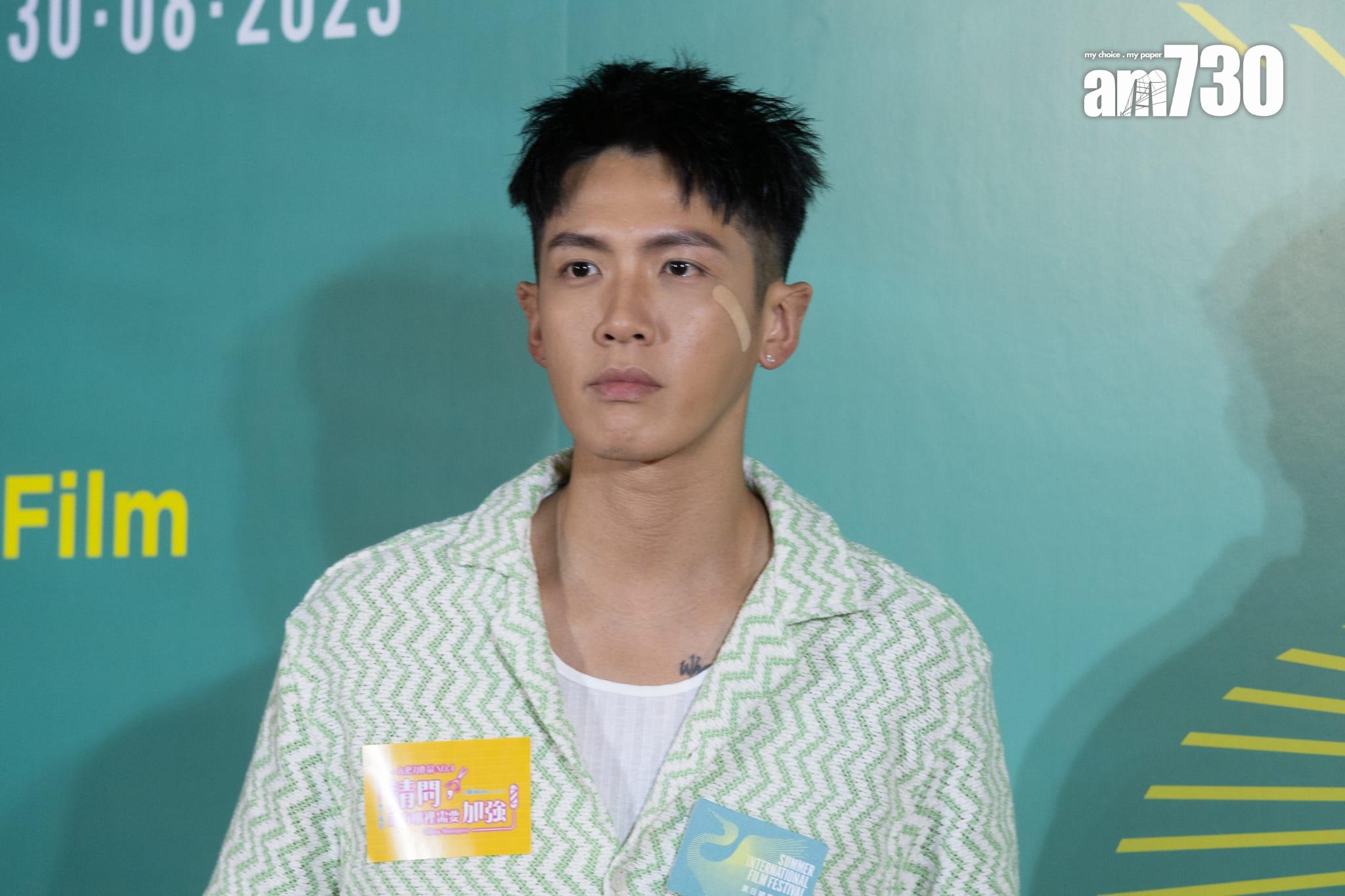 柯震東左臉貼著膠布來港為九巴刀電影宣傳。