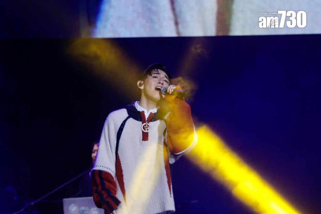 MC張天賦在《拉闊音樂會DJ/MC》演唱多首情歌。