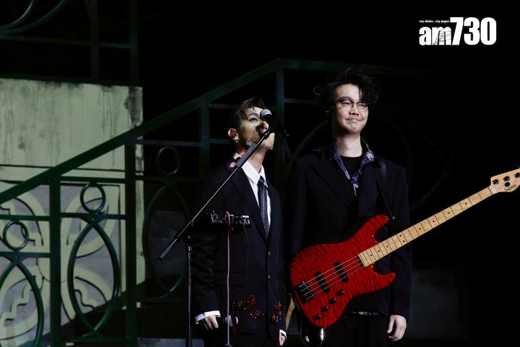 MC張天賦站在Jackal旁邊,自嘲生得矮,無法用對方的mic stand唱歌。