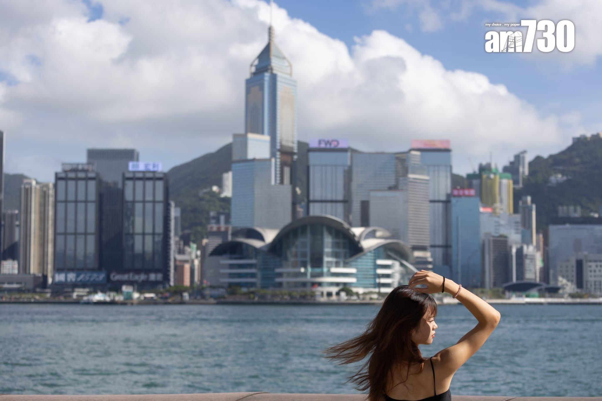 本港今日天氣酷熱,有幾陣驟雨,市區最高氣溫約33度。(蘇文傑攝)