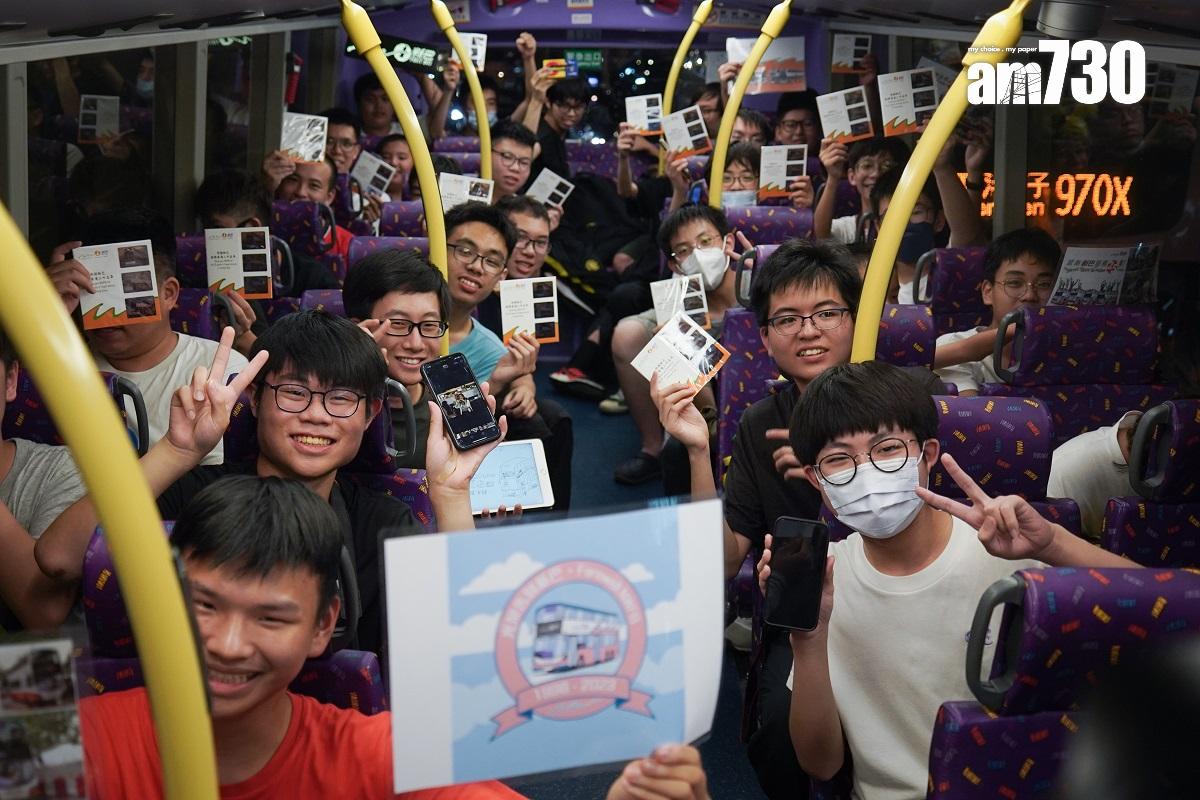 新巴7月1日併入城巴,大批巴士迷當日凌晨歡送新巴。(資料圖片/李睿哲攝)