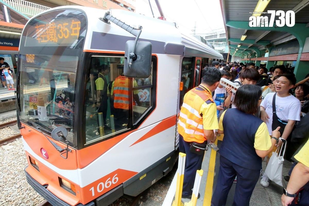 港鐵一列輕鐵車身貼上橙、白色塗裝,重現輕鐵通車初期的模樣。(董立華攝)