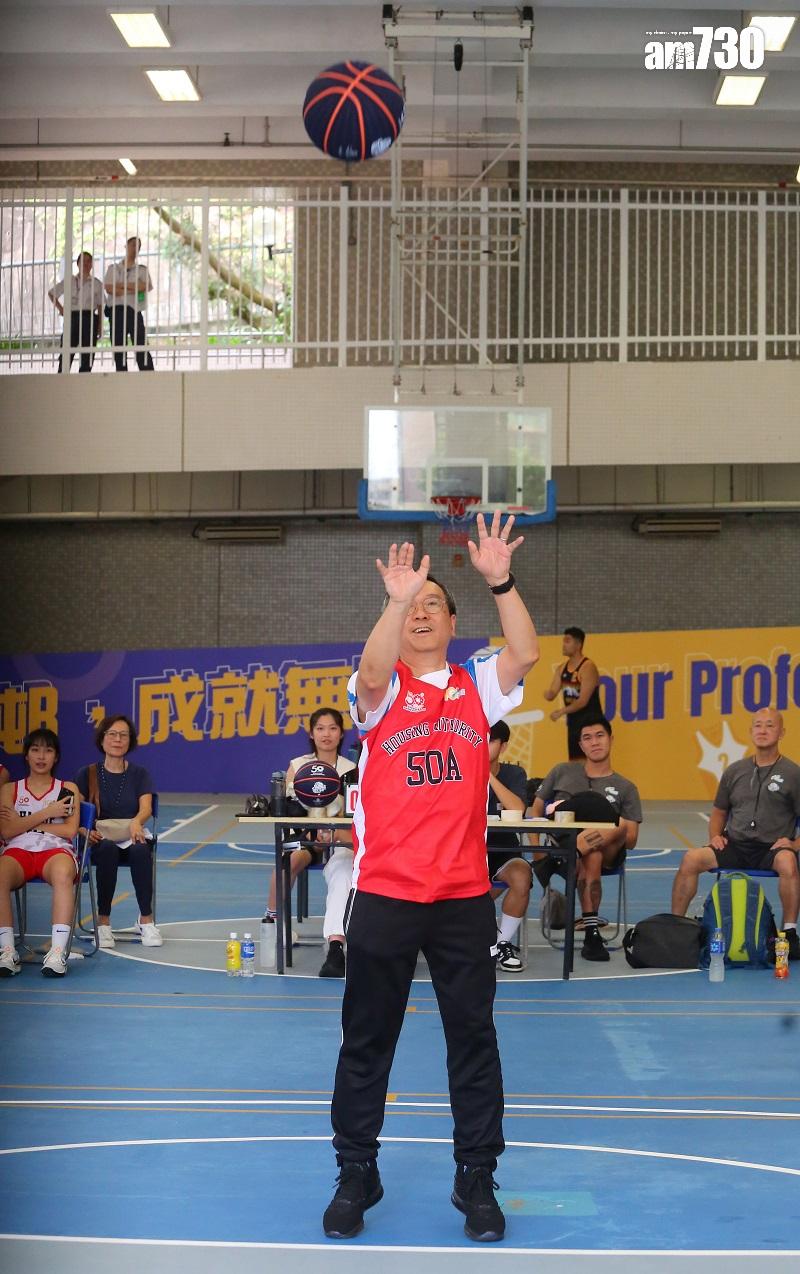 戴尚誠今日同幾個青年球員嚟咗場射籃表演賽。(董立華攝)