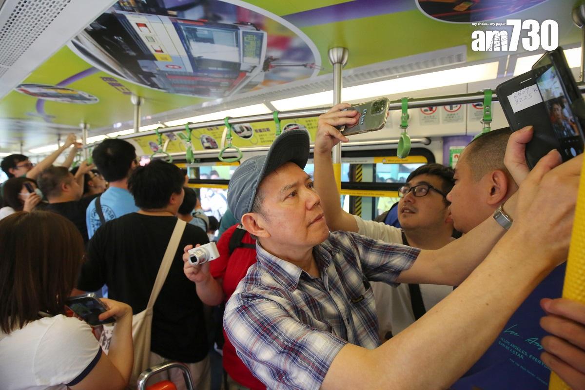 鐵路迷和市民登上「35周年復刻主題輕鐵」參觀。(董立華攝)