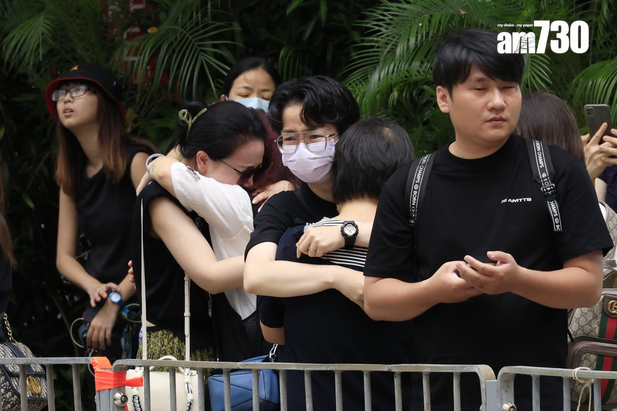 大批歌迷到殯儀館送別Coco。