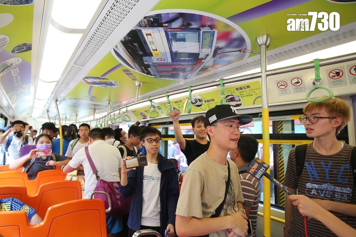 鐵路迷和市民登上「35周年復刻主題輕鐵」參觀。(董立華攝)