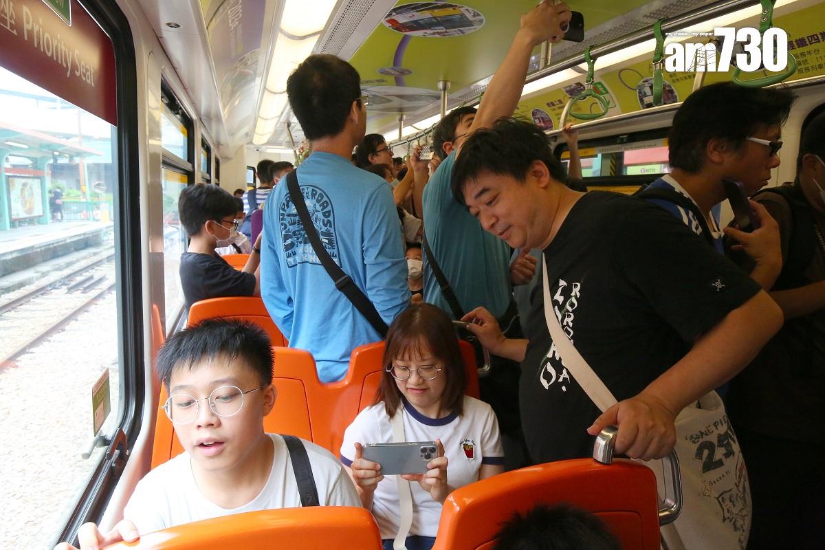 鐵路迷和市民登上「35周年復刻主題輕鐵」參觀。(董立華攝)