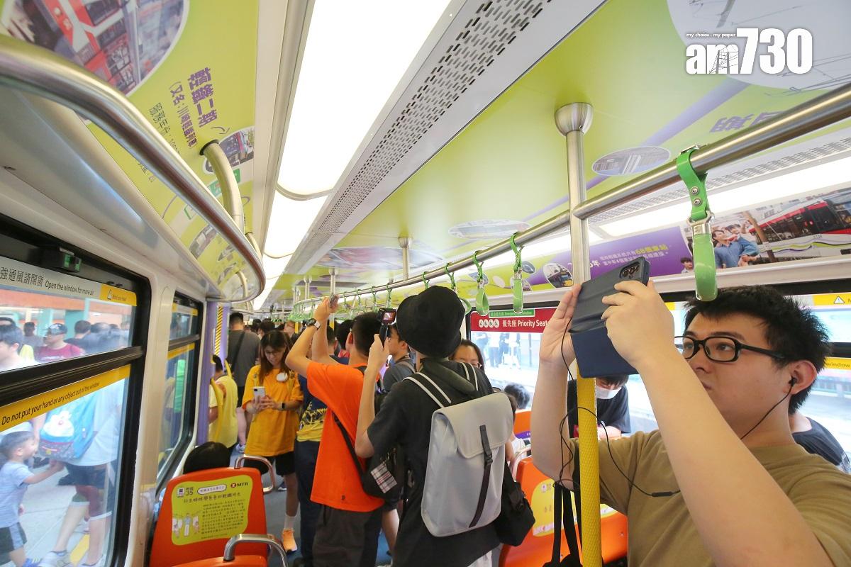 鐵路迷和市民登上「35周年復刻主題輕鐵」參觀。(董立華攝)