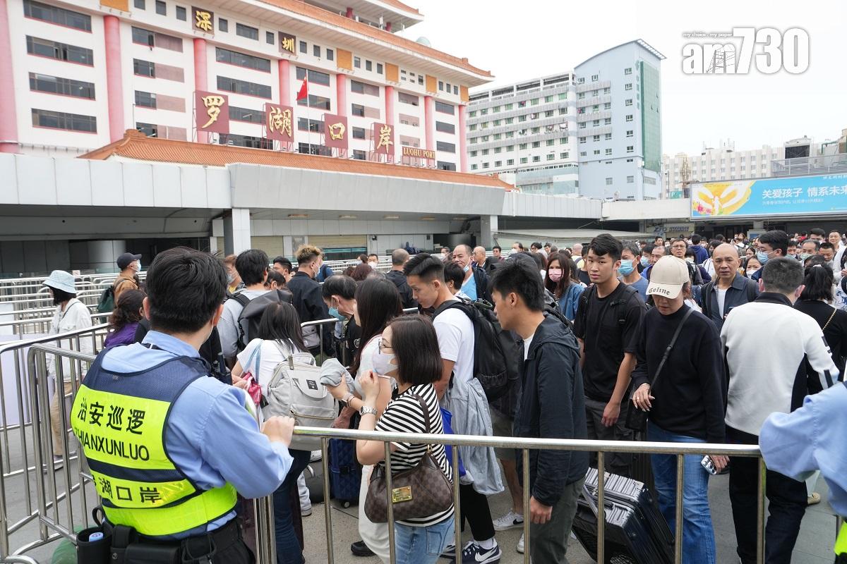 港人近月再次掀起一股北上消費潮,圖為在深圳口岸外輪候回港的情況。(資料圖片/陳奕釗攝)
