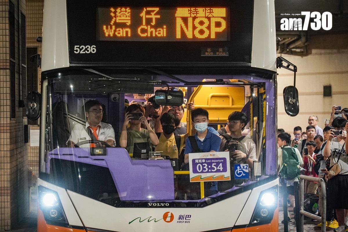 新巴7月1日併入城巴,大批巴士迷當日凌晨歡送新巴。(資料圖片/李睿哲攝)