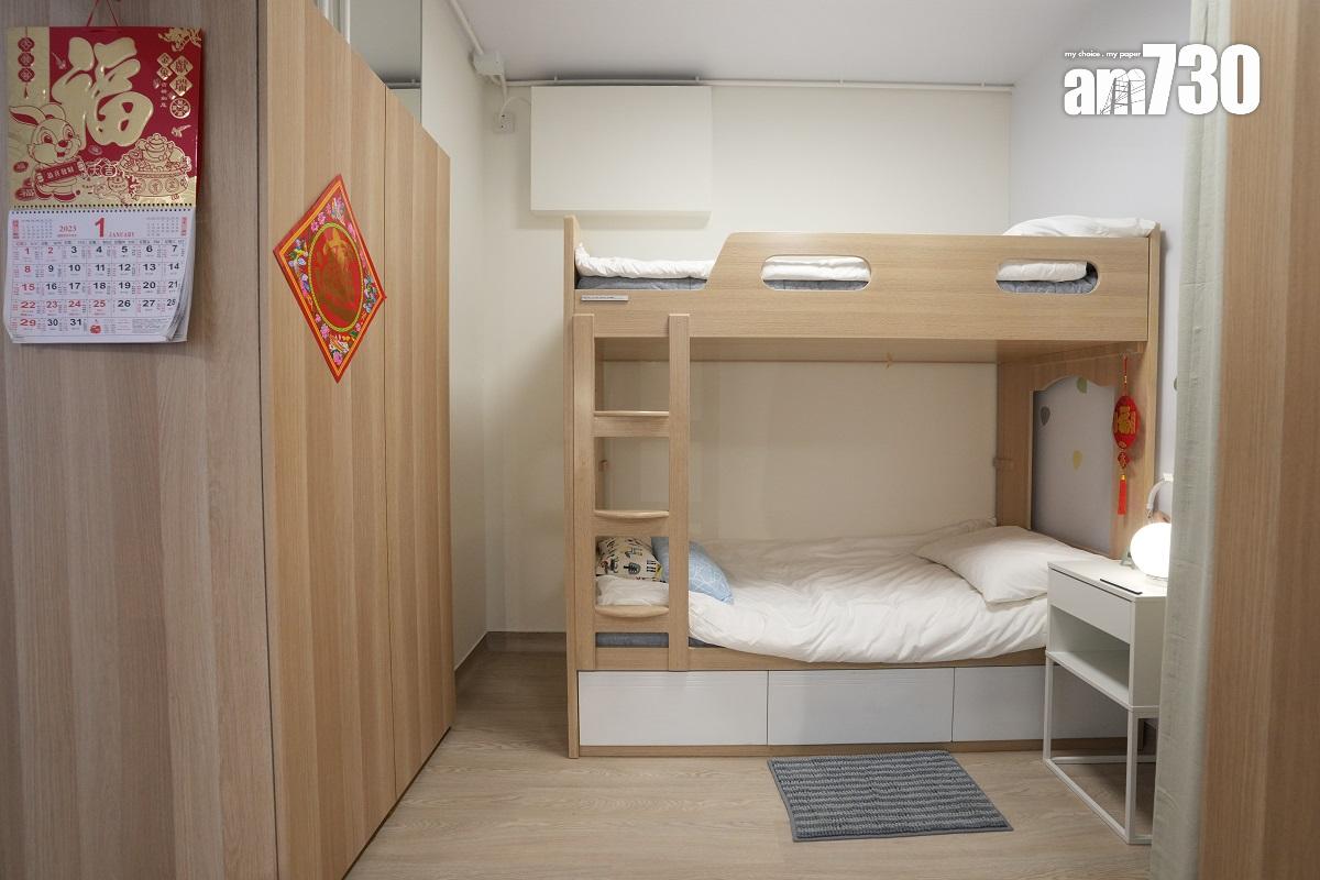 李梓敬話支持簡約公屋計劃,有助縮短公屋輪候冊時間。圖為政府設置嘅簡約公屋示範單位。(資料圖片/陳奕釗攝)