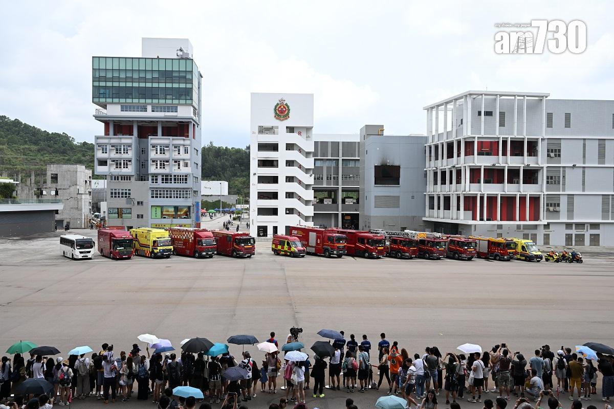 消防及救護學院舉行開放日,設有兩場消防及救護車輛巡遊。(陳奕釗攝)