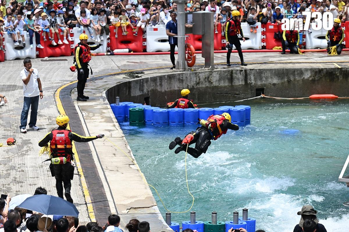 消防及救護學院舉行開放日,設有急流拯救示範。(陳奕釗攝)