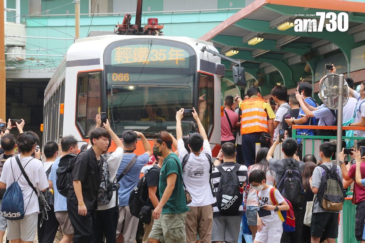 港鐵一列輕鐵車身貼上橙、白色塗裝,重現輕鐵通車初期的模樣。(董立華攝)