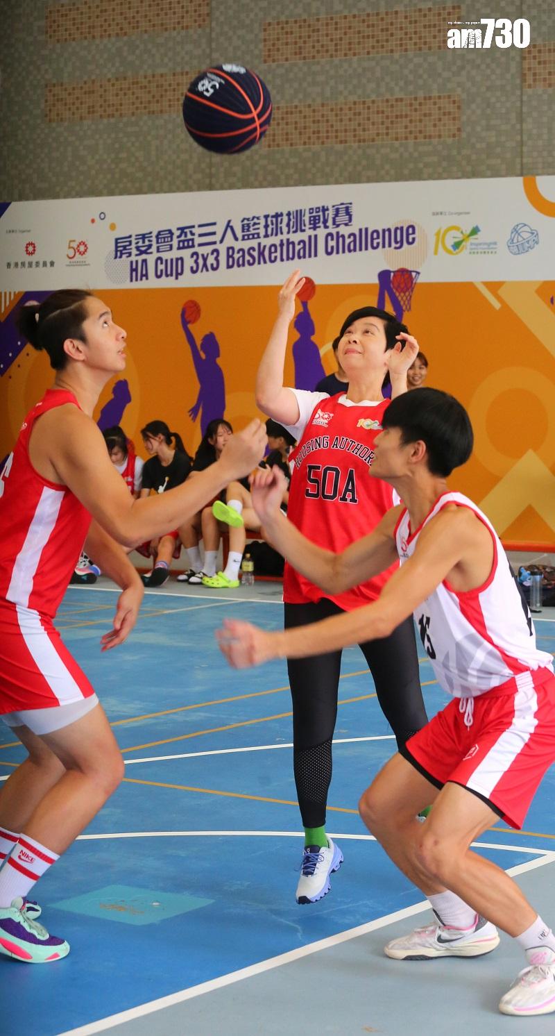 何永賢(中)話自己好耐冇攞起過籃球,佢同年輕人打波嗰時表情肉緊。(董立華攝)