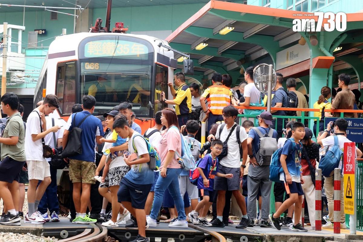 港鐵一列輕鐵車身貼上橙、白色塗裝,重現輕鐵通車初期的模樣。(董立華攝)