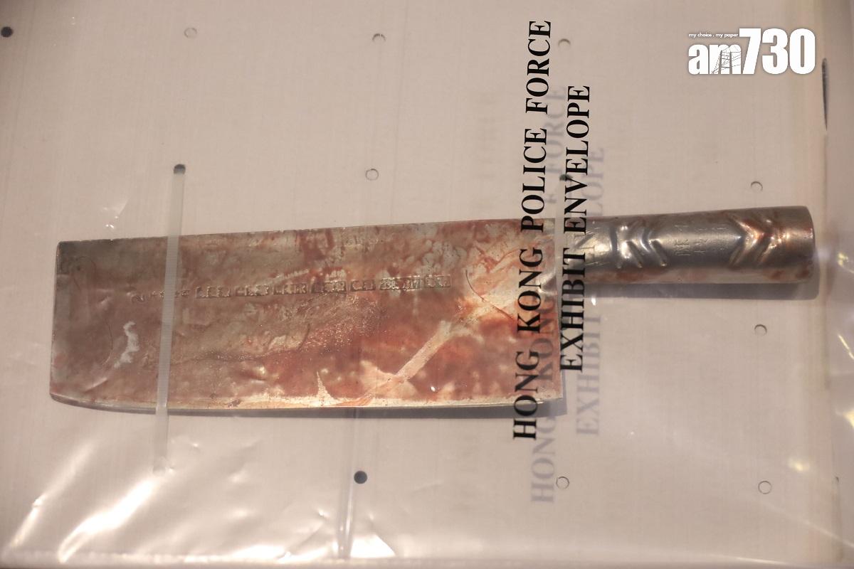 警方展示檢獲的染血菜刀。(鍾式明攝)