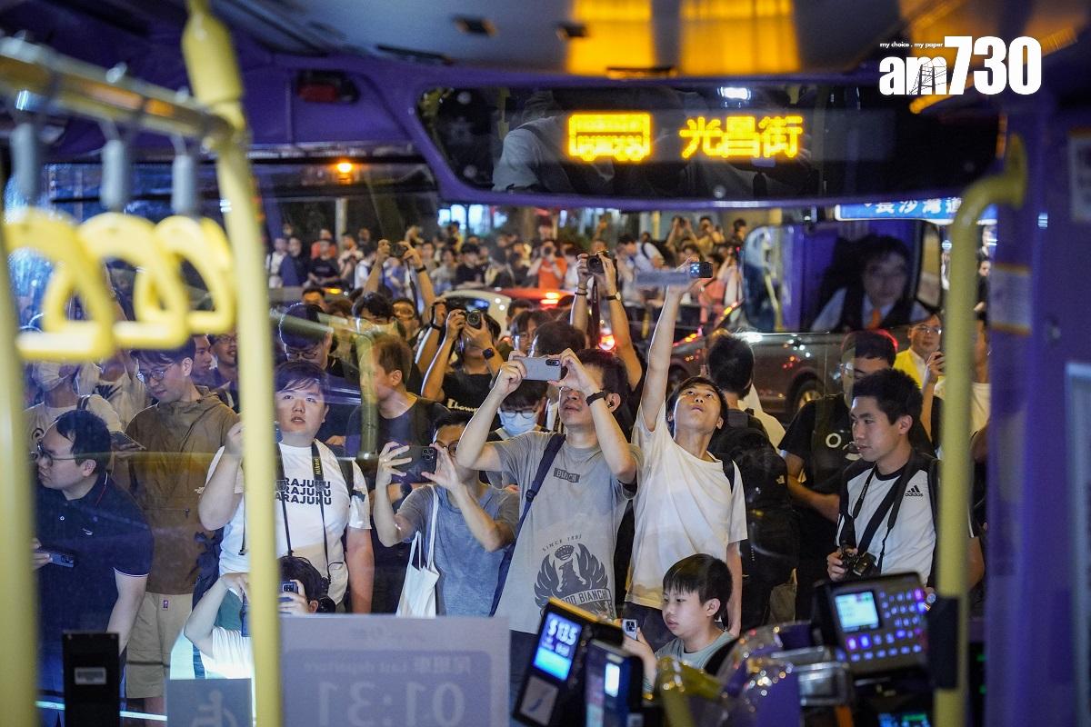 新巴7月1日併入城巴,大批巴士迷當日凌晨歡送新巴。(資料圖片/李睿哲攝)