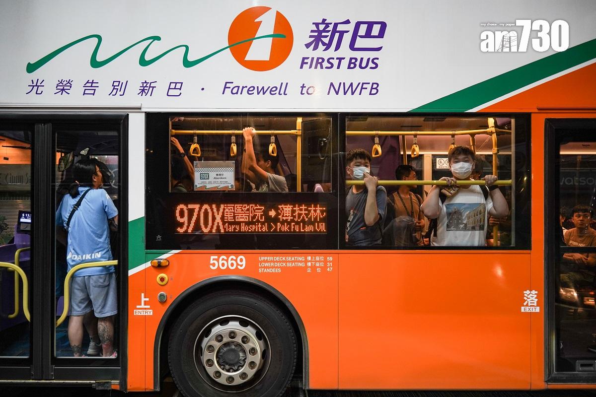 新巴7月1日併入城巴,大批巴士迷當日凌晨歡送新巴。(資料圖片/李睿哲攝)