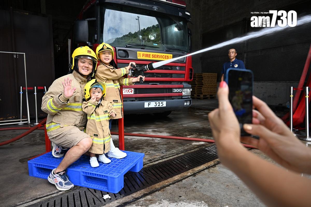 消防及救護學院舉行開放日,不少兒童在場留影。(陳奕釗攝)