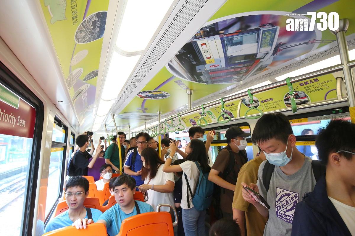 鐵路迷和市民登上「35周年復刻主題輕鐵」參觀。(董立華攝)