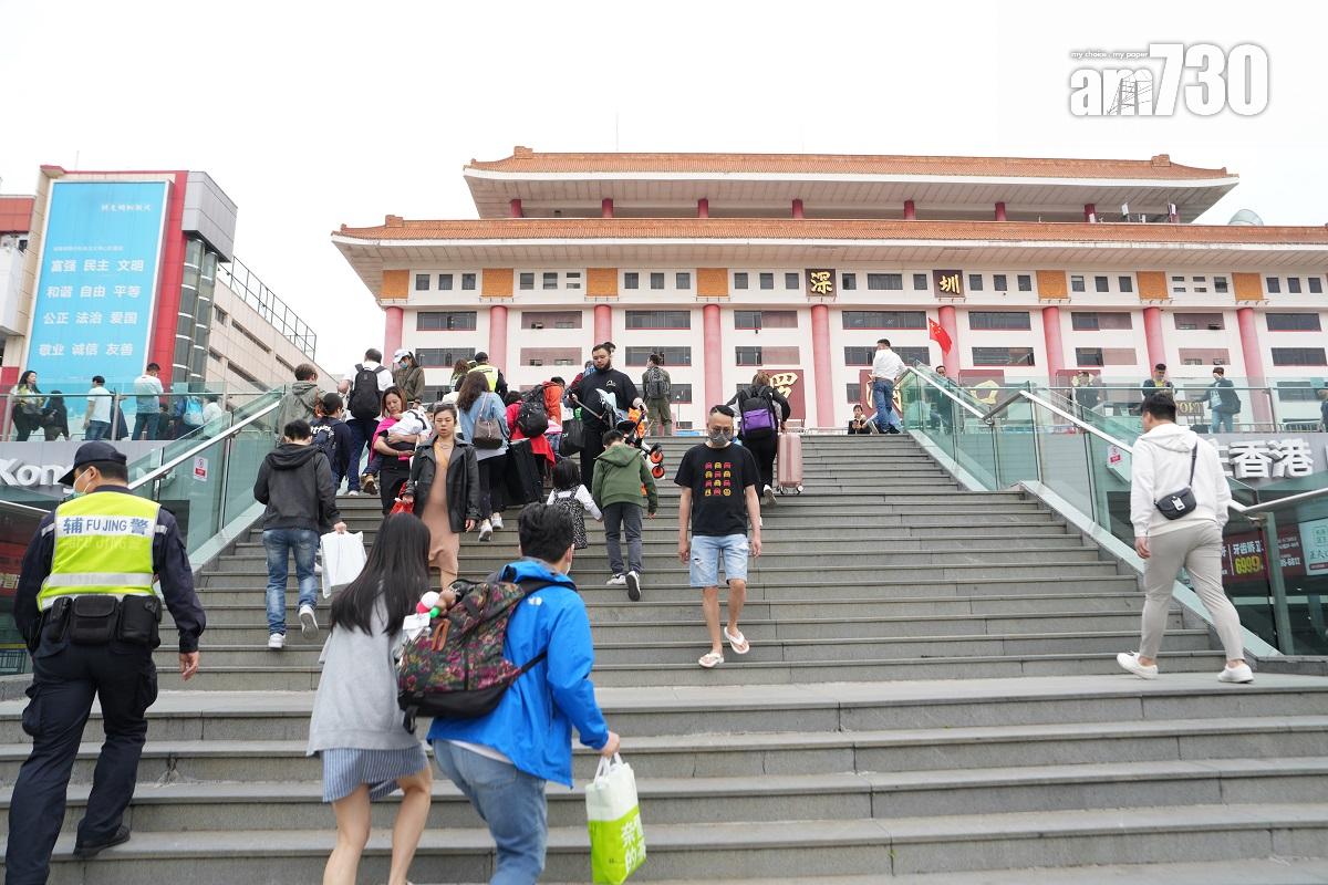 港人近月再次掀起一股北上消費潮,圖為在深圳口岸外輪候回港的情況。(資料圖片/陳奕釗攝)