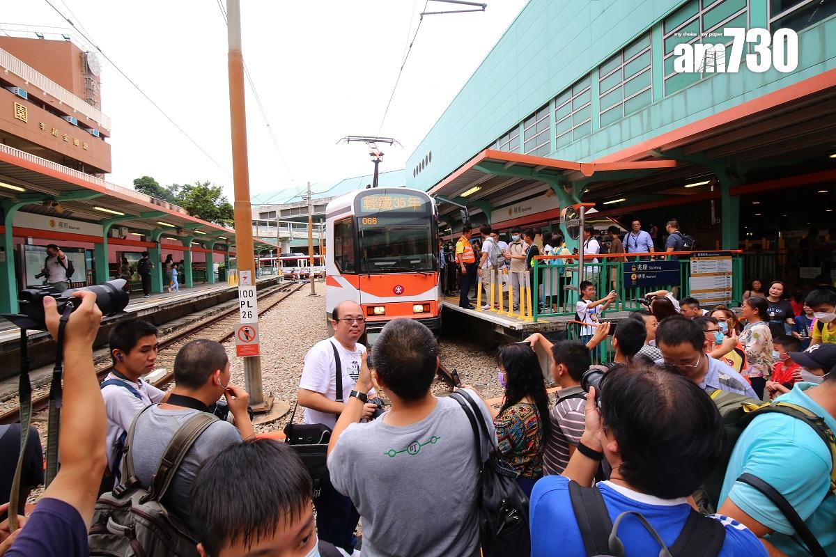 港鐵一列輕鐵車身貼上橙、白色塗裝,重現輕鐵通車初期的模樣。(董立華攝)