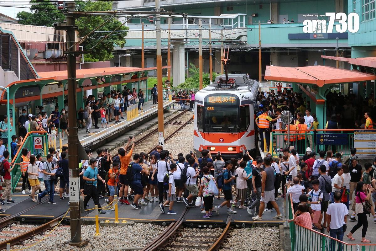 港鐵一列輕鐵車身貼上橙、白色塗裝,重現輕鐵通車初期的模樣。(董立華攝)