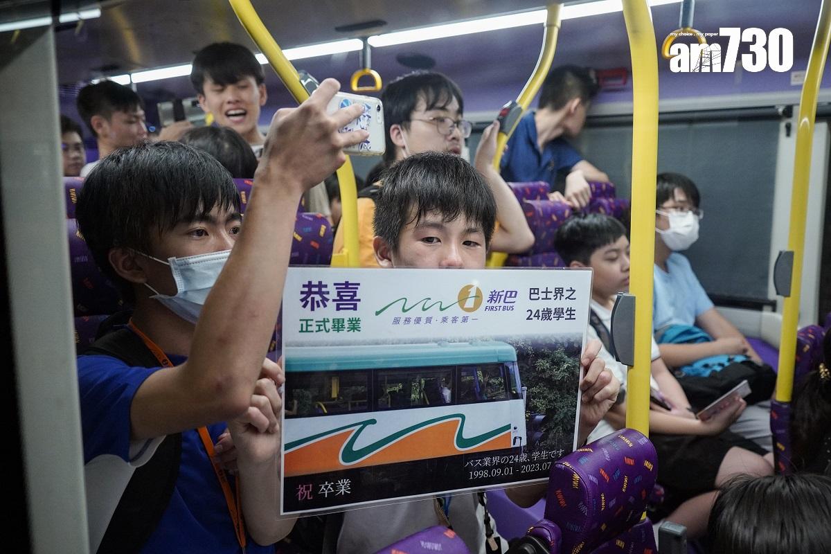 新巴7月1日併入城巴,大批巴士迷當日凌晨歡送新巴。(資料圖片/李睿哲攝)