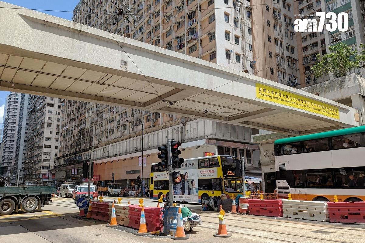 英皇道近糖水道的行人天橋拆卸前已移除上蓋、加裝支架。(資料圖片)