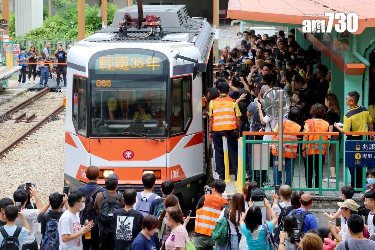 港鐵一列輕鐵車身貼上橙、白色塗裝,重現輕鐵通車初期的模樣。(董立華攝)