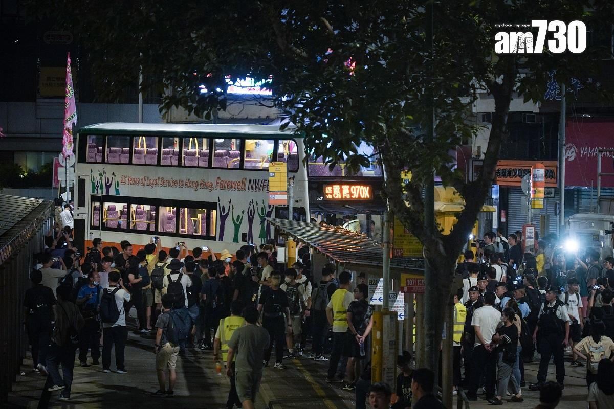 新巴7月1日併入城巴,大批巴士迷當日凌晨歡送新巴。(資料圖片/李睿哲攝)