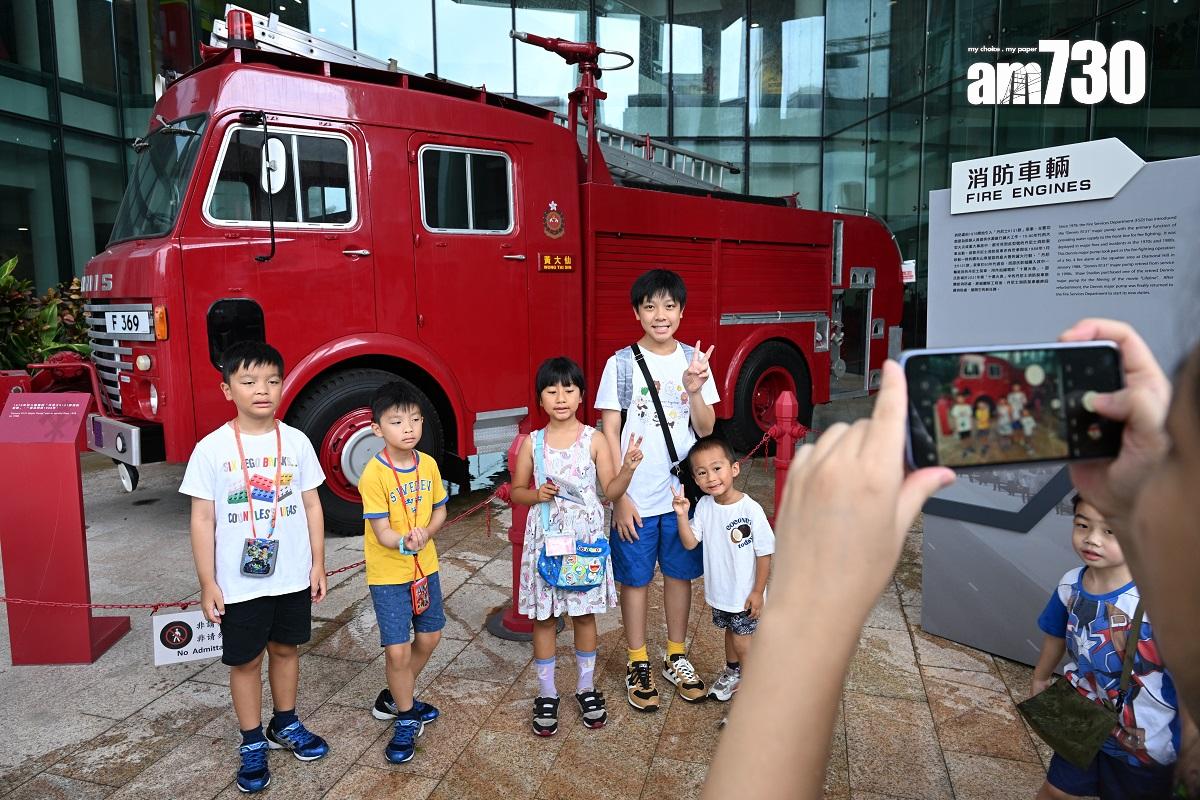 消防及救護學院舉行開放日,不少兒童在場留影。(陳奕釗攝)