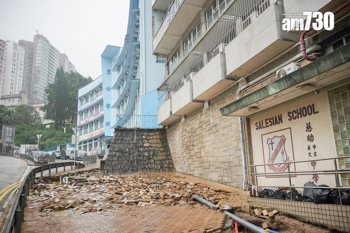 筲箕灣慈幼學校門外行人路被暴雨沖毀。(資料圖片/李睿哲攝)